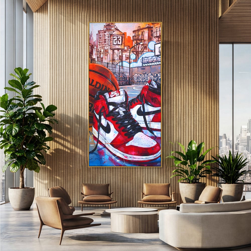 Tablou canvas cu tablou canvas cu adidasi si baschet, in rama de aluminiu auriu, pe perete intr-un birou